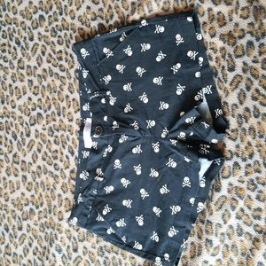 No boundaries, size 9, skull print, short shorts, black and white